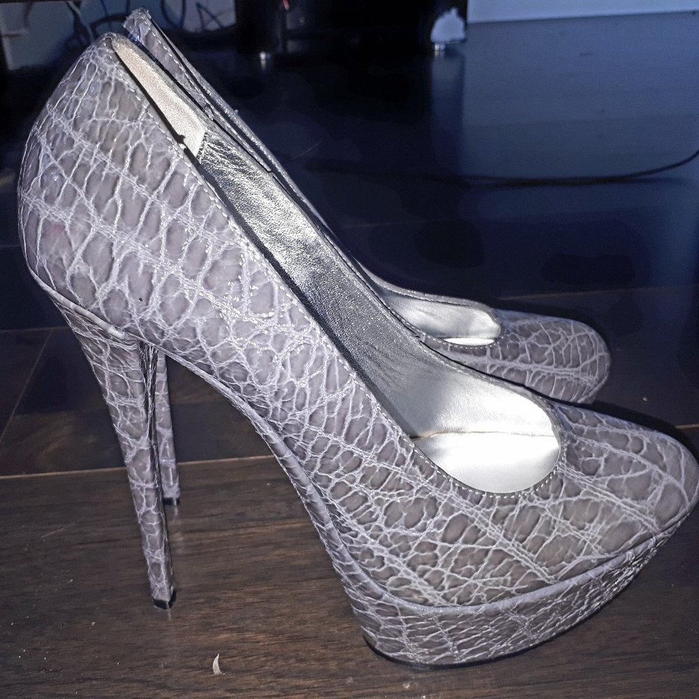 Gray Snakeskin Effect Pumps DARIS